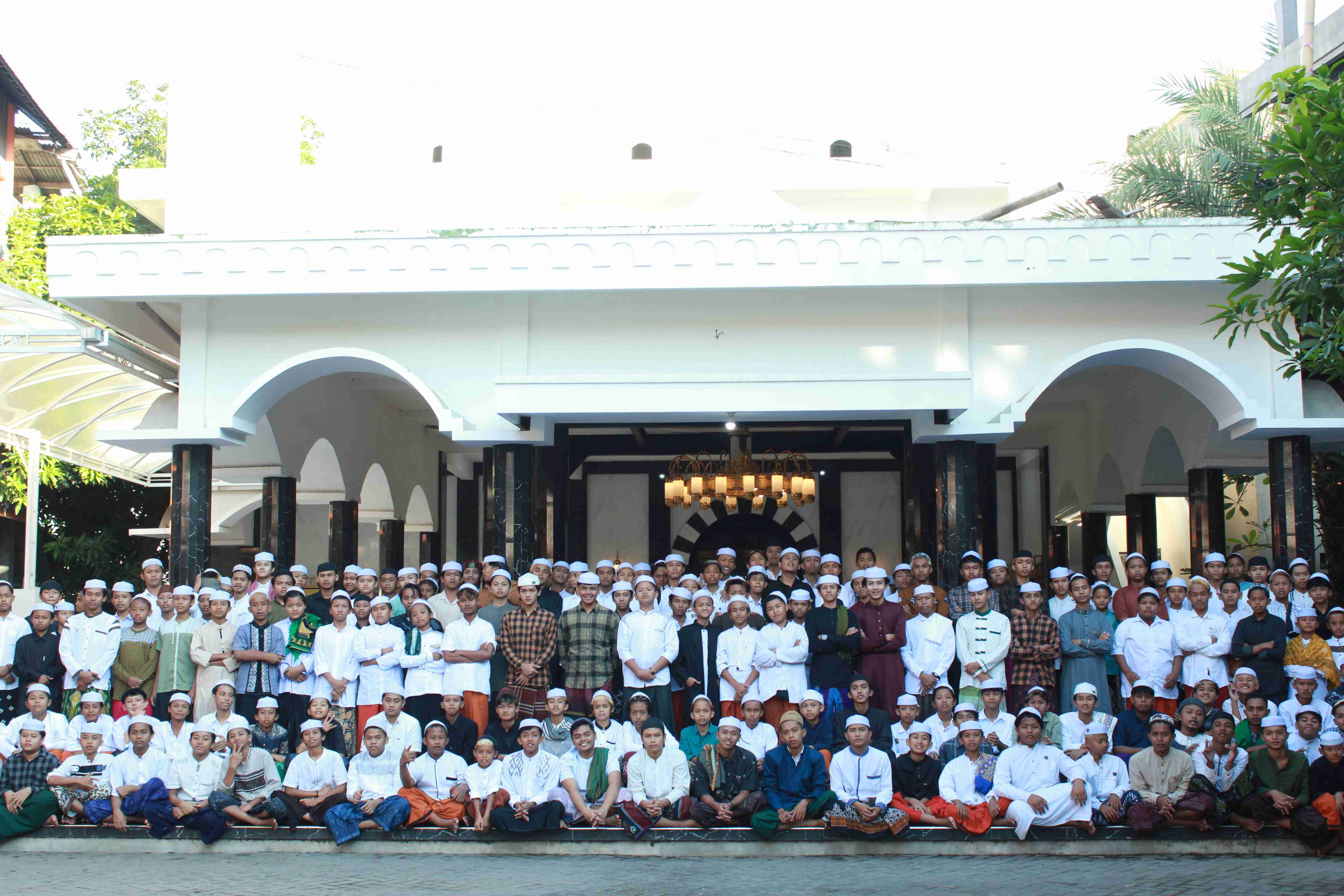 Foto bersama para santri dan asatidz PP. Zainul Hasanain dalam rangka memperingati hari raya Eid Al-Adha